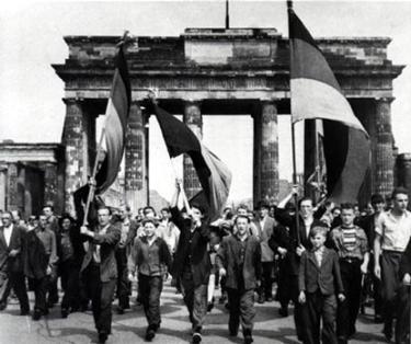 Fahnenschwenker in Berlin vor dem Brandenburger Tor